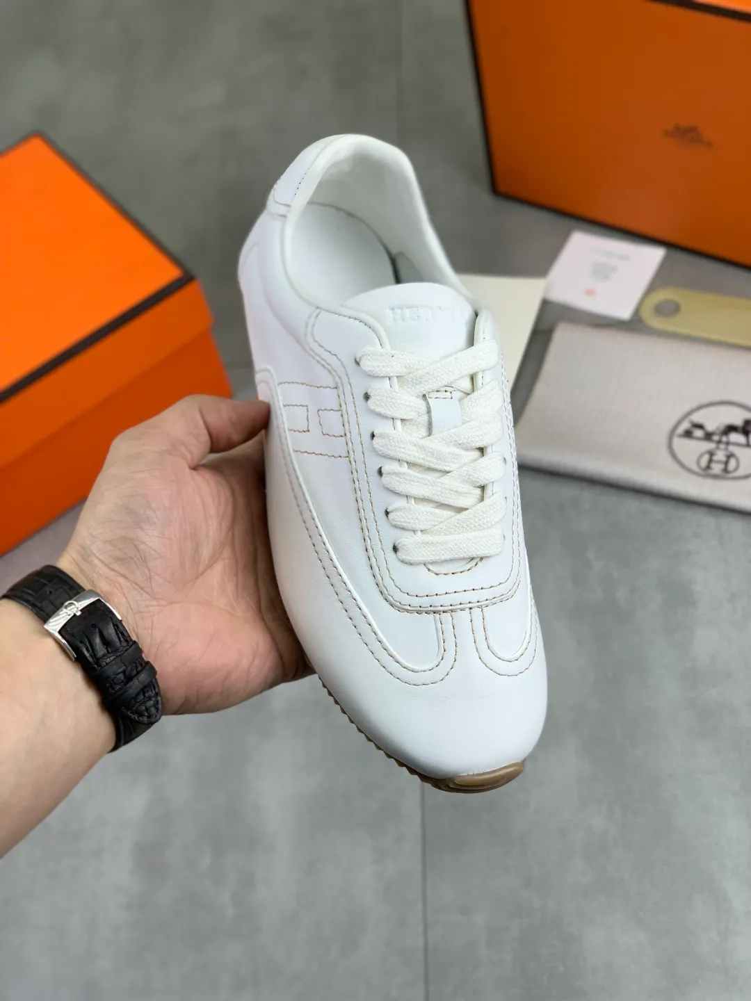 Men's Men's Shoes P600 New Top Version Original Order Hermes Men's Drift Sneaker Summer New Casual Sports Shoes Original Purchased, Developed and Made H Family Men's Classic Series Technological Breathable Fabrics and Cowhide Casual Sports Shoes Casual Sports Dad Shoes combine high-tech breathable materials and cowhide, with H Family exclusive button decoration on the side. The outsole is full of H italic design and bright colors to show vitality and continue the brand design inspiration. Stroll around the city lightly and feel free and comfortable. Delivered in exquisite packaging 🛍📦 ▪️Fabric: original customized breathable material + first-layer cowhide ▪️Inner: cowhide feet ▪️Outsole: molded and evacuated PU+TPU material ▪️Size: 35-45 Multiple colors available Premium packaging